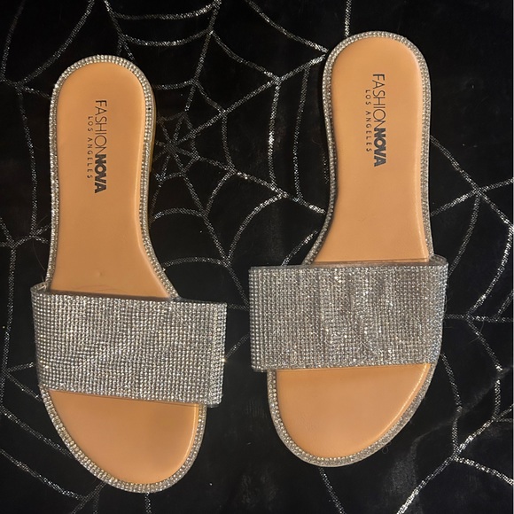 Sandales Fashion Nova Wild Diva Taille 8 - Noir Et Blanc - Neuf Avec Petits Défauts